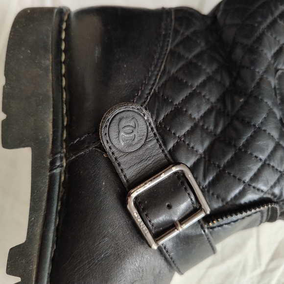 Vintage CHANEL black leathermotorcycle boots - Picture 4 of 9